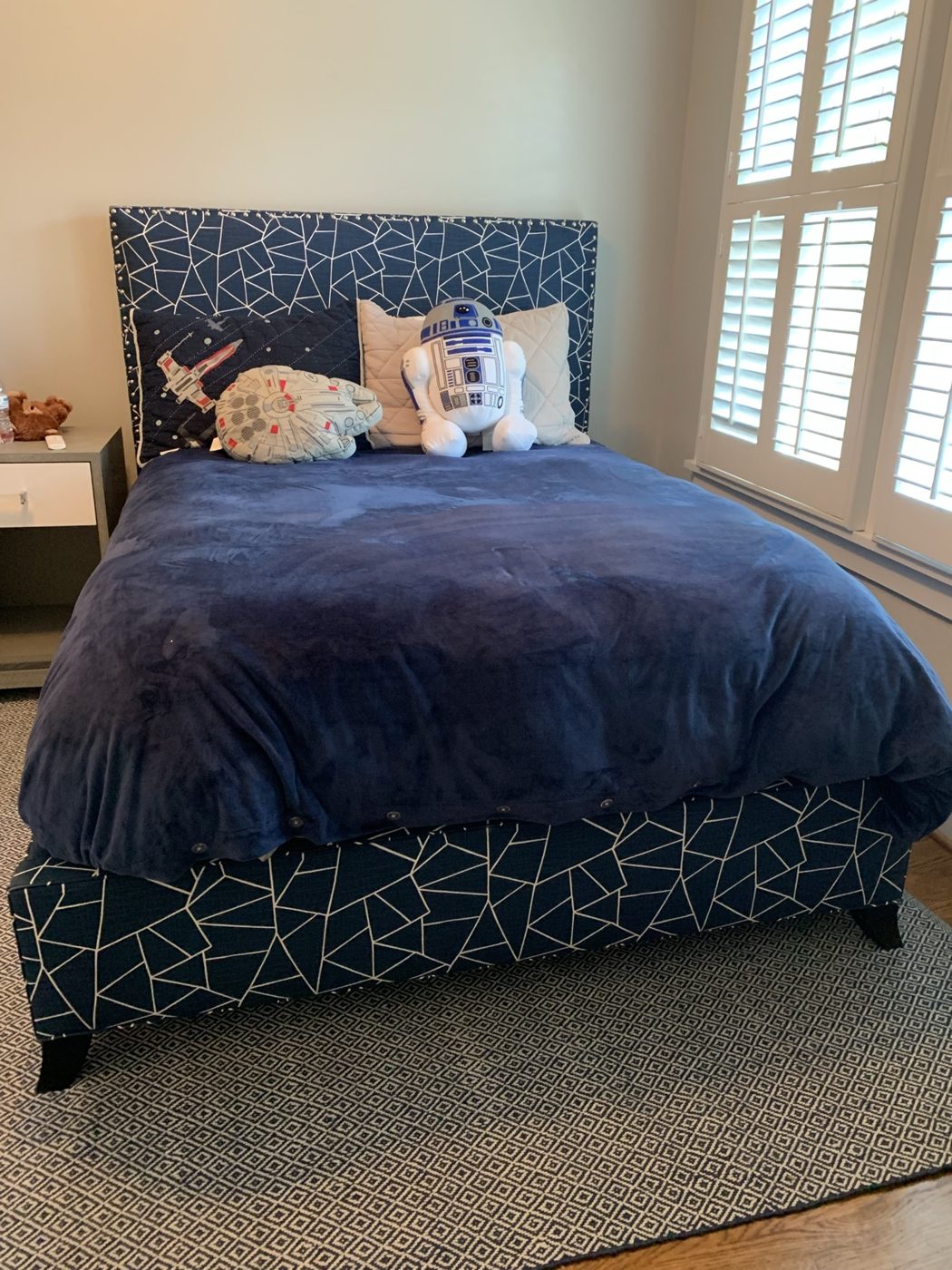 Kids' geometric upholstered bed