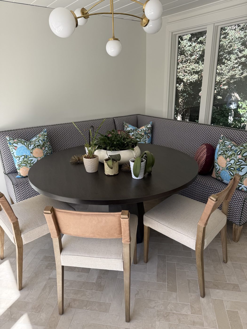 Round-table corner banquette, full room