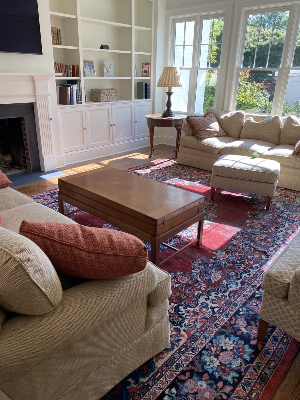 Living room wide with sofas + ottoman